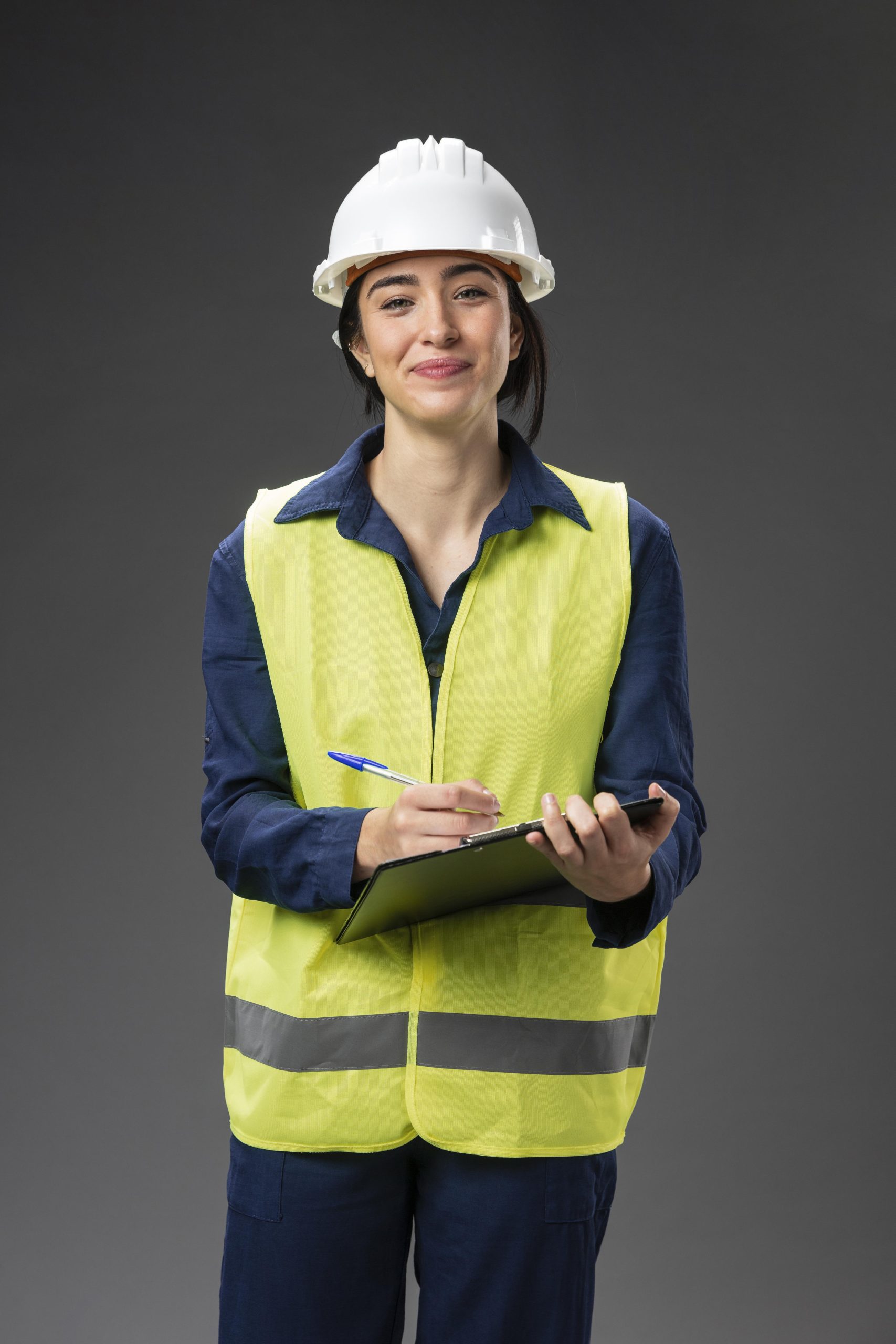 retrato-mujer-ingeniera-con-portapapeles