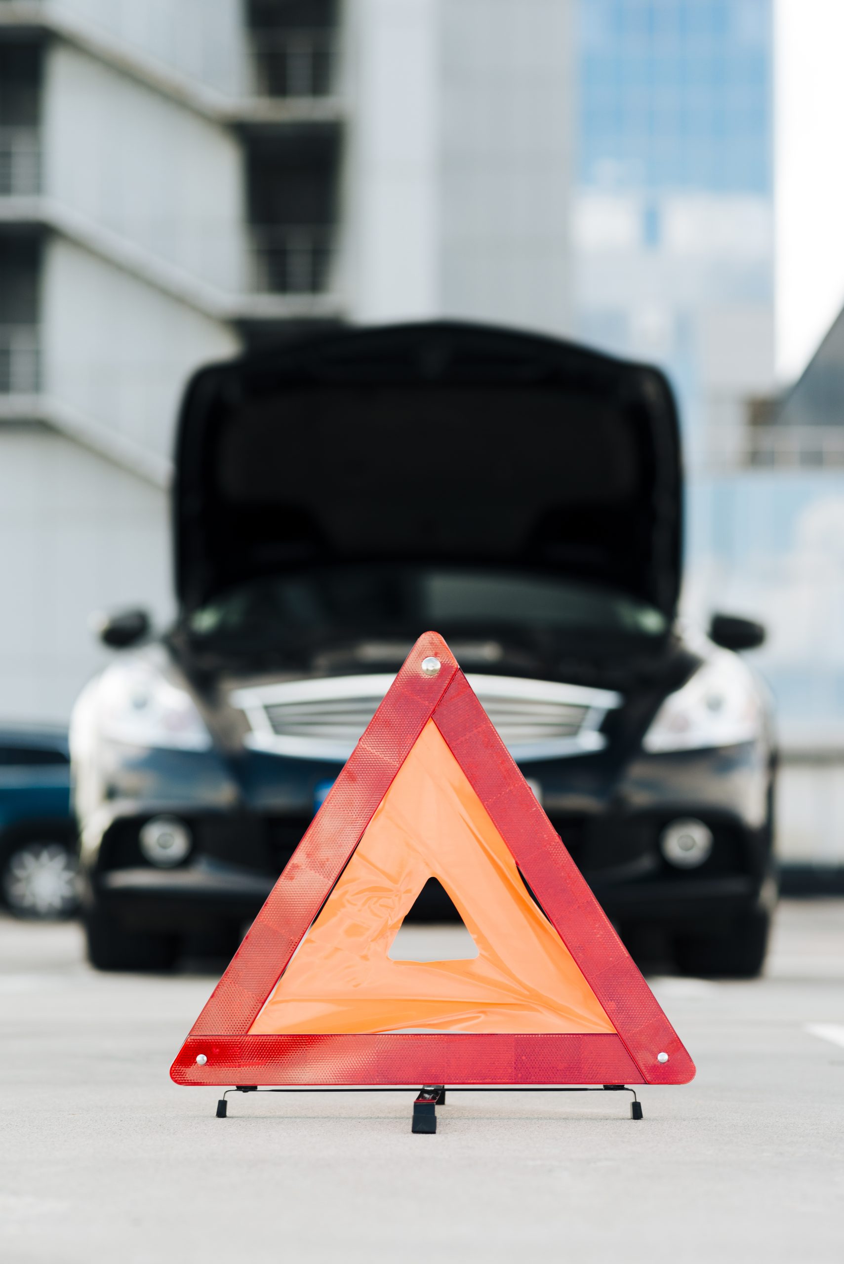 senal-de-emergencia-con-coche-negro-en-segundo-plano